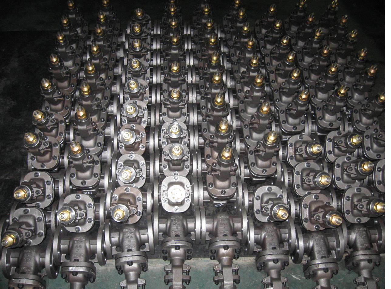Batch of cast-steel gate valves in production